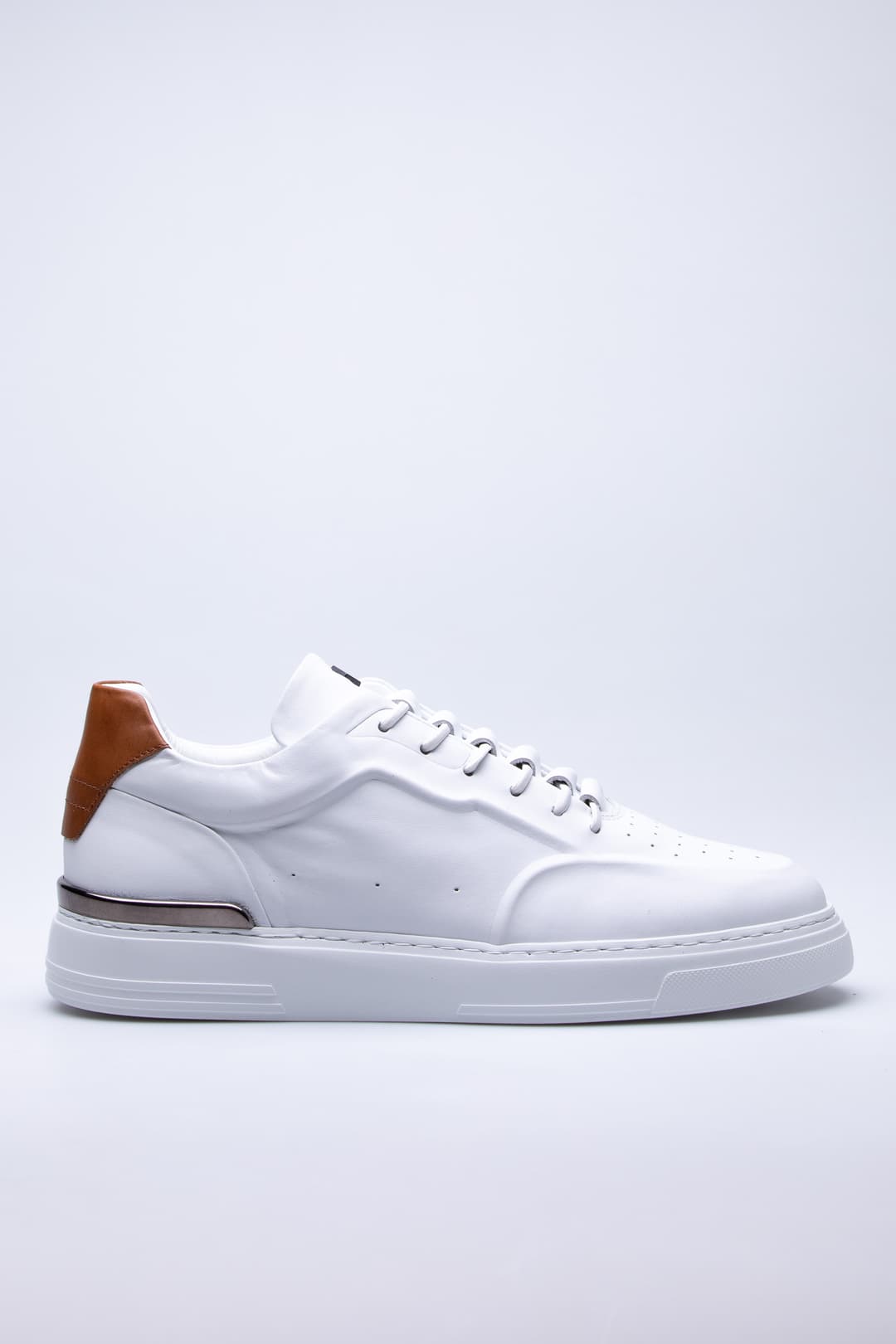 
                  
                    White Selvo
                  
                