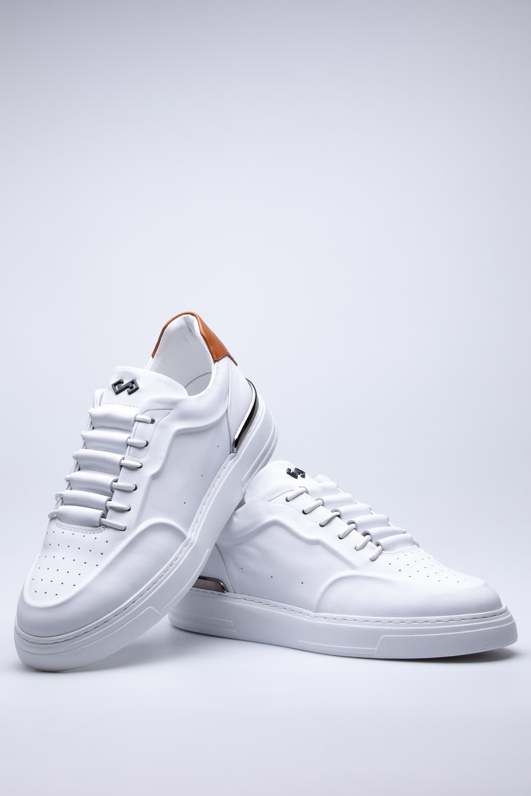
                  
                    White Selvo
                  
                