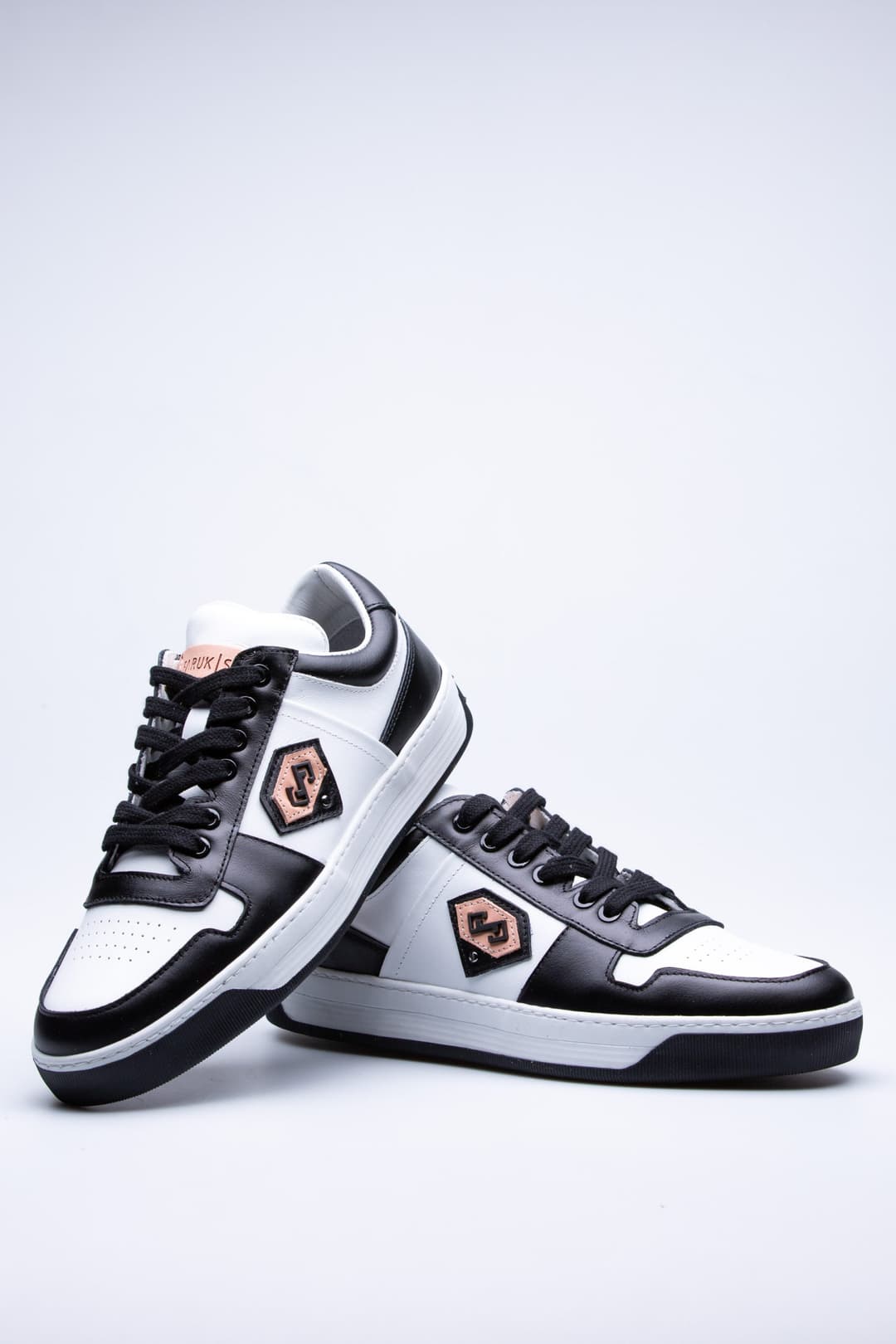
                  
                    Black Valda
                  
                