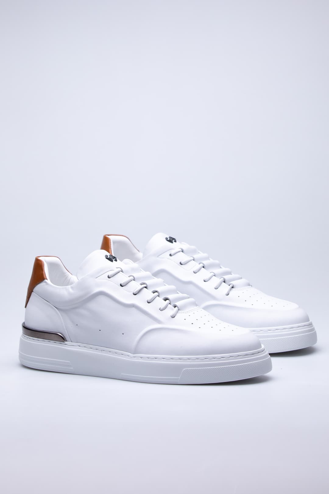 
                  
                    White Selvo
                  
                