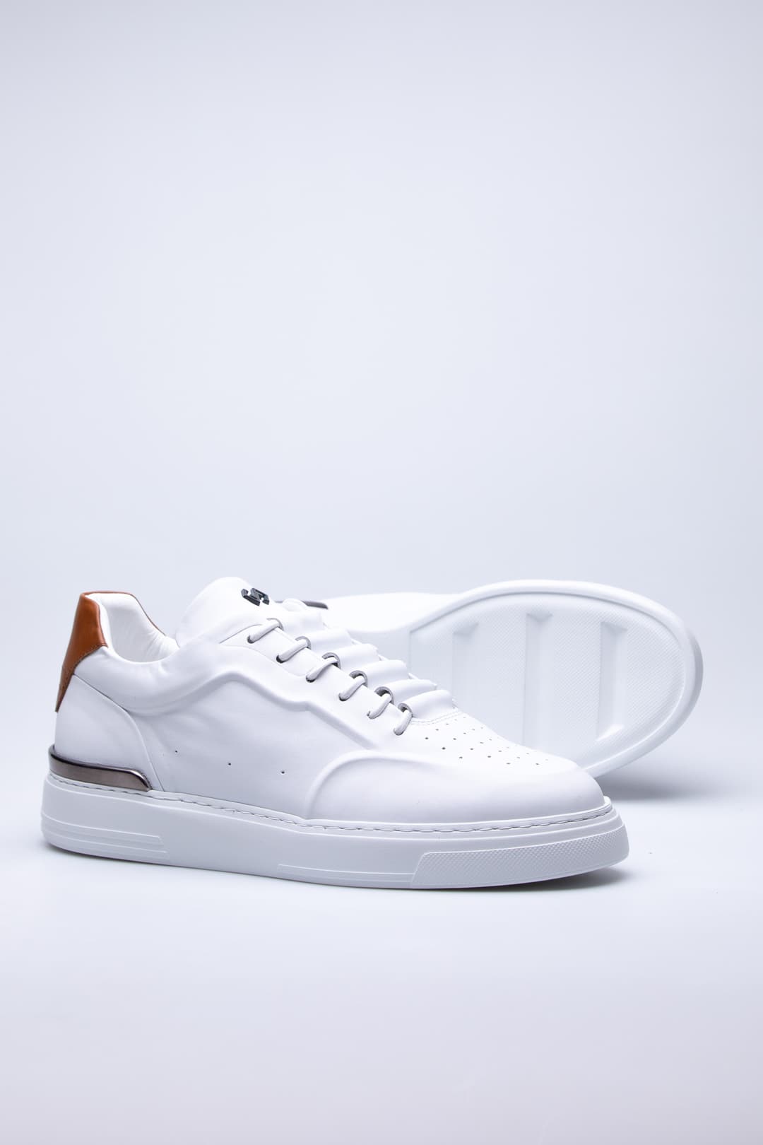 
                  
                    White Selvo
                  
                