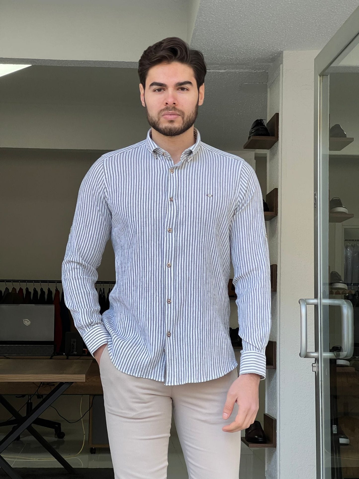 Slim Fit Foldable Sleeve Seersucker Khaki Shirt - OUTFITLIFT